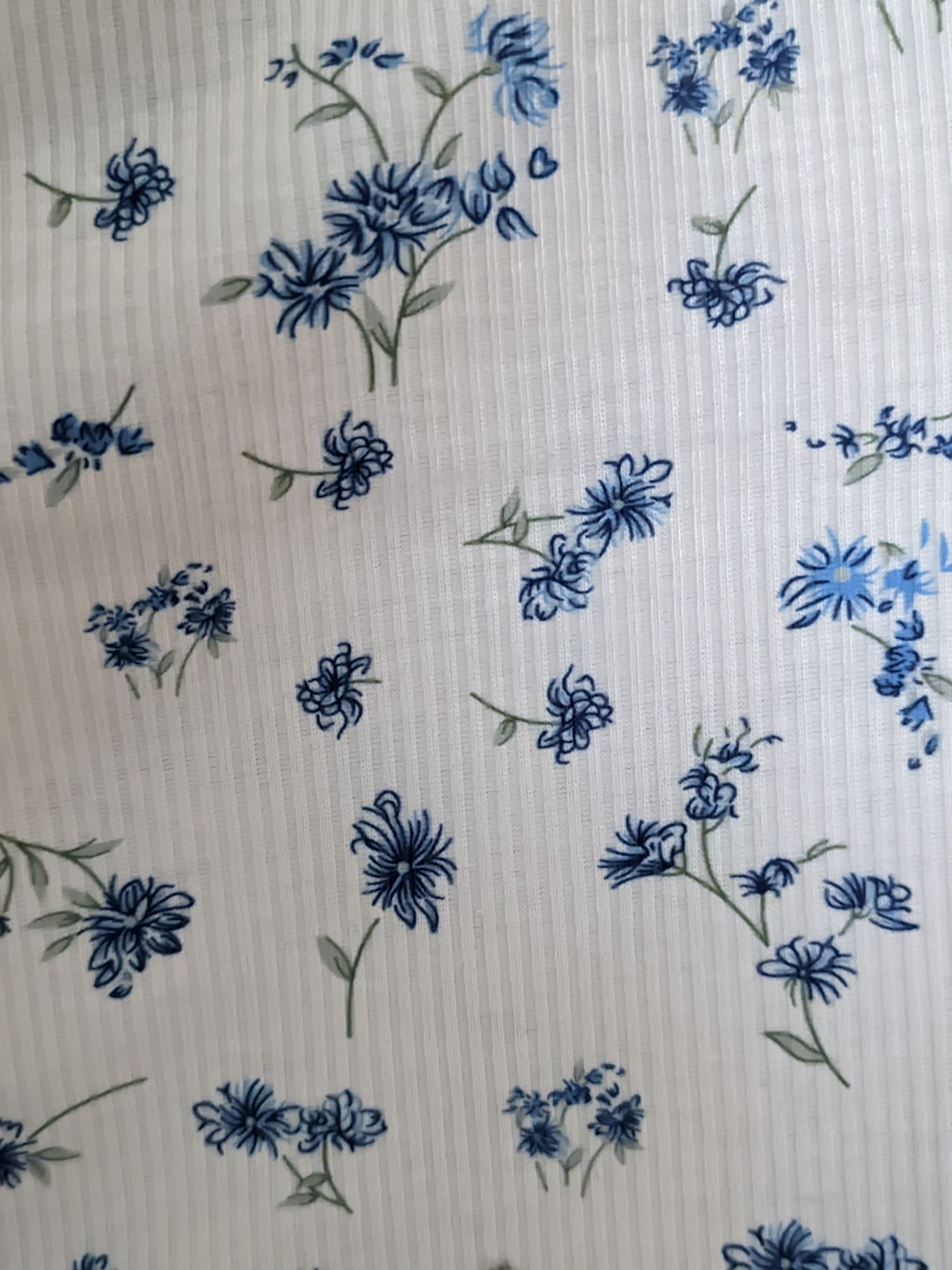 top branco florzinhas azuis