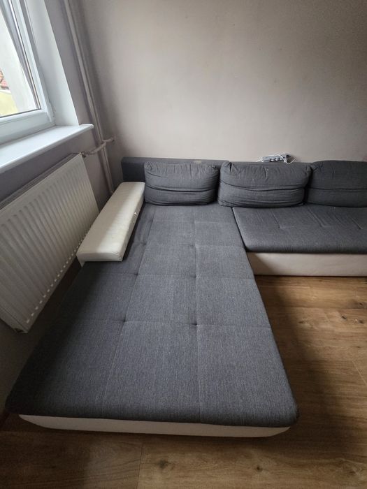 Narożnik z funkcją spania i poduszki