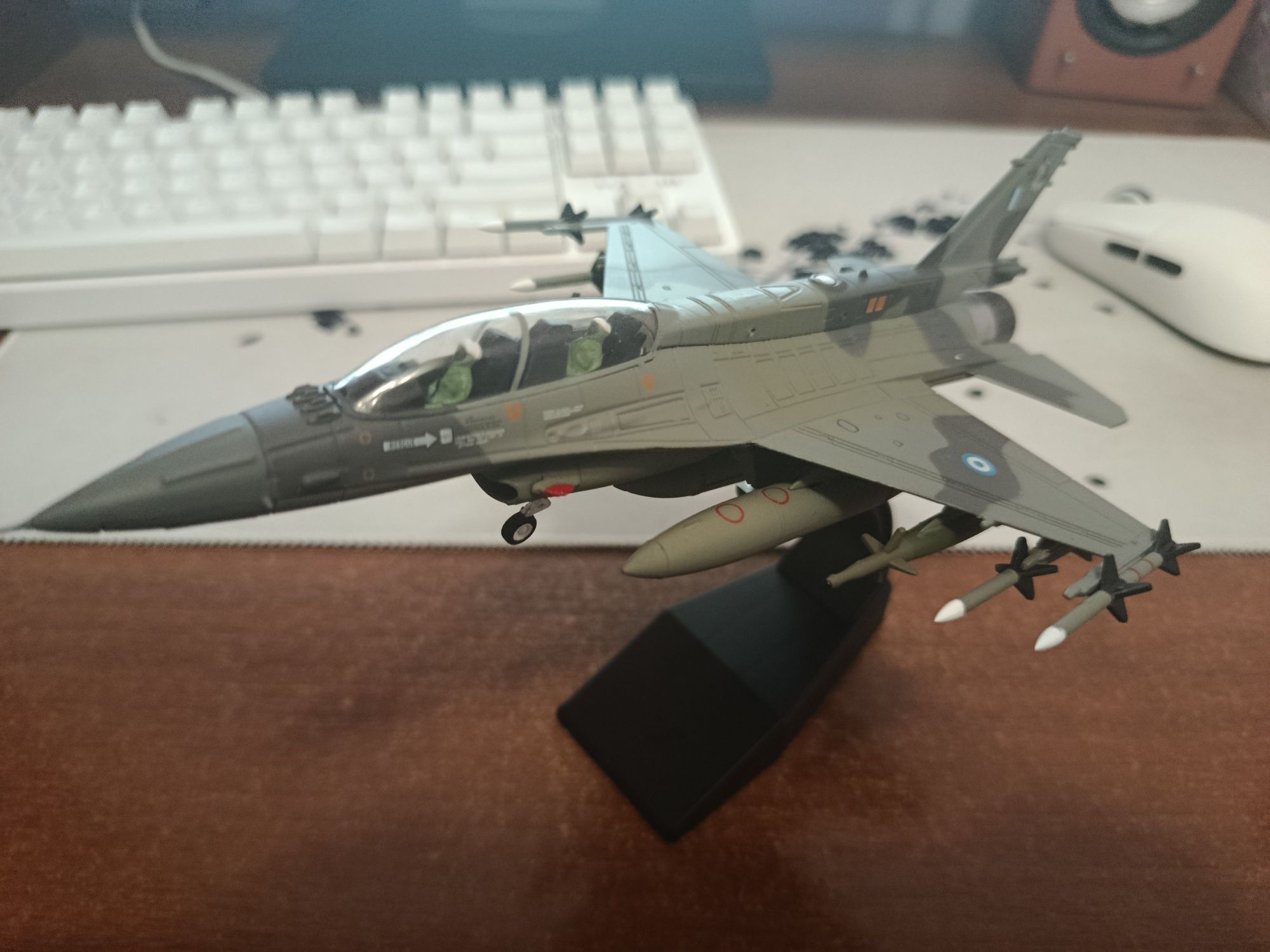 Молекційна модель ф16 1/72