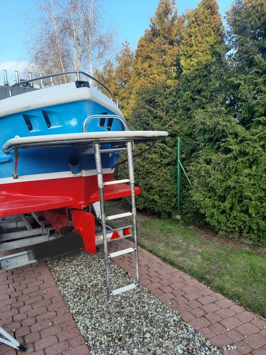 Łódź motorowa z przyczepą