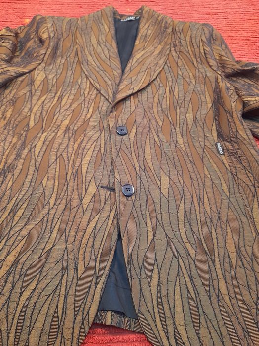 Casaco e blusa em tecido castanho