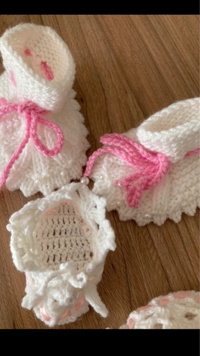 Czapka, buciki 2 pary i opaska do chrztu