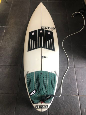 Pyzel Ghost 5’9 26l with fins