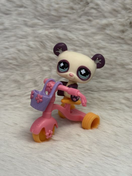 Figurka PANDA z rowerkiem z serii FUNNIEST #822 Littlest Pet Shop