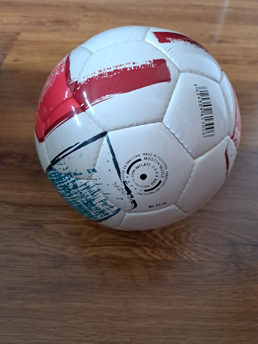 Piłka nożna joma w rozmiarze 4 lekka.