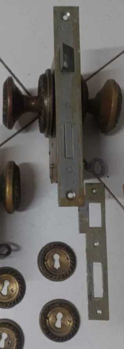 Puxador em latão antigo com fechadura e chave