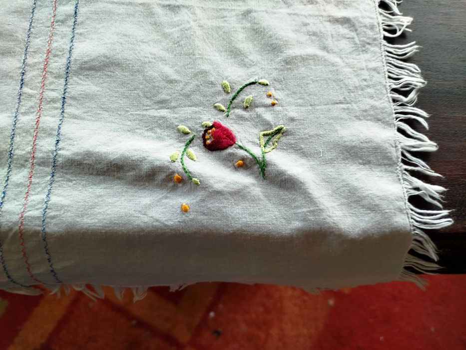 Toalha em tecido alinhado bordado nos cantos