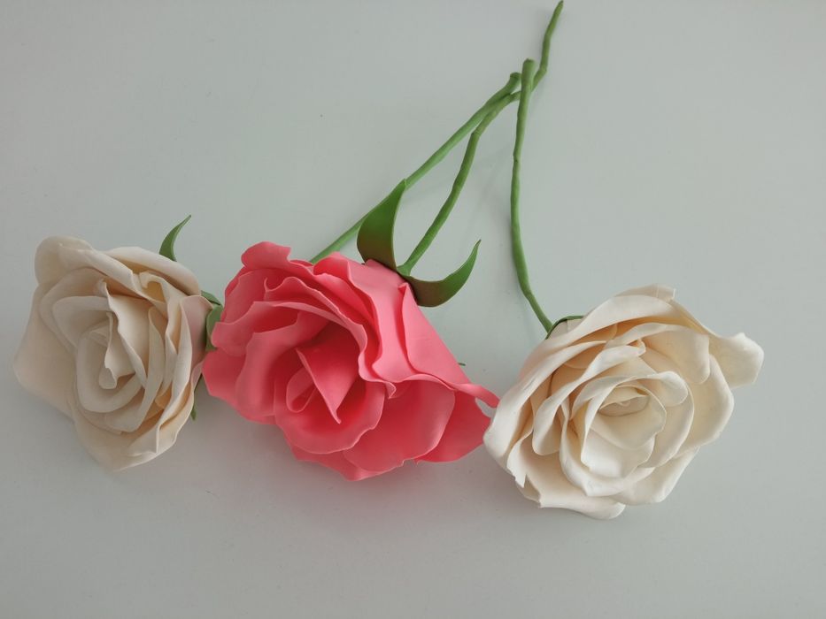 3 rosas - 2 em branco-pérola e 1 em rosa