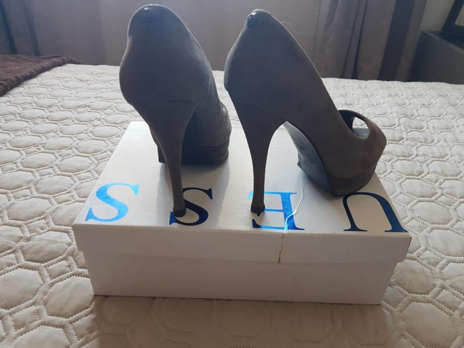 Sapato de salto alto, cor verde azeitona da marca Guess n°36