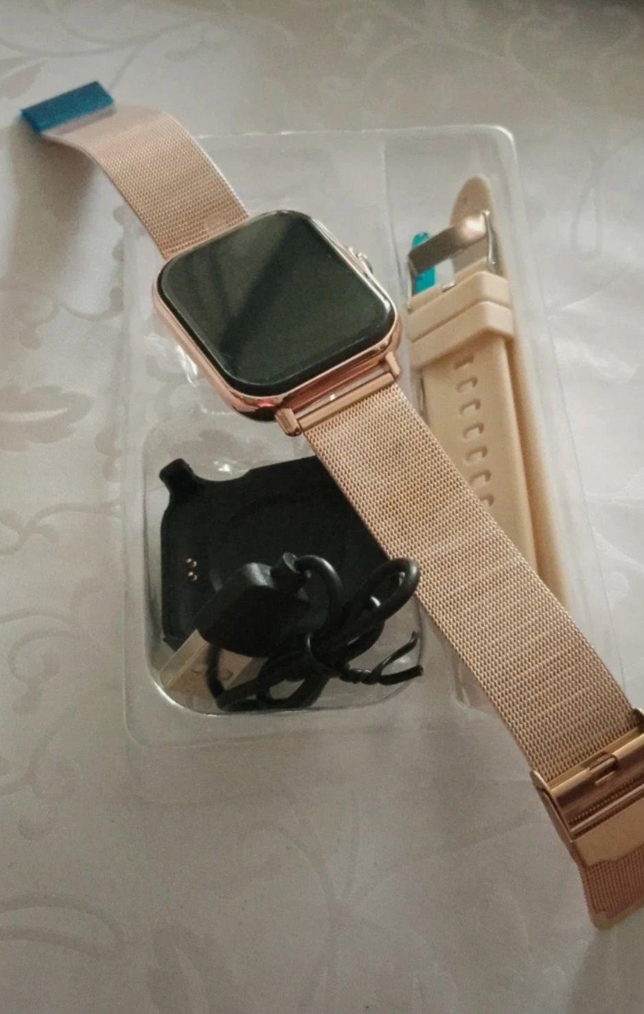 Nowy smartwatch kwadratowy złoty