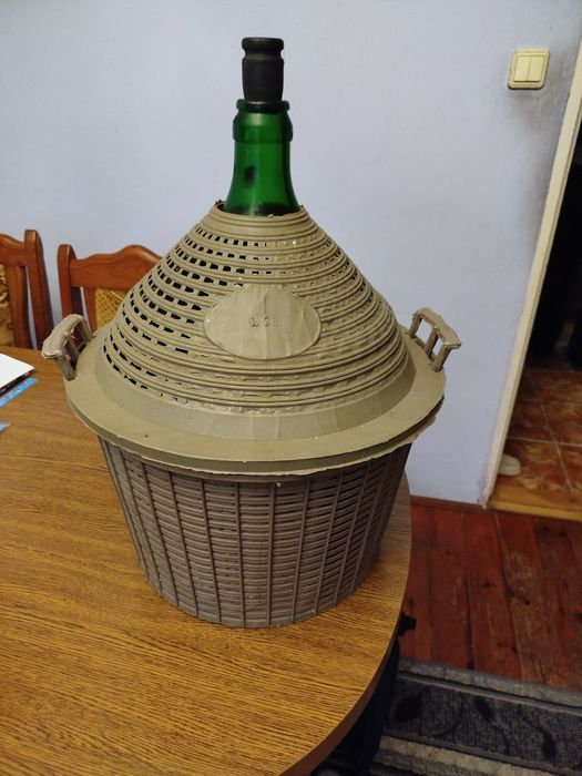 Sprzedam butle na wino z koszem