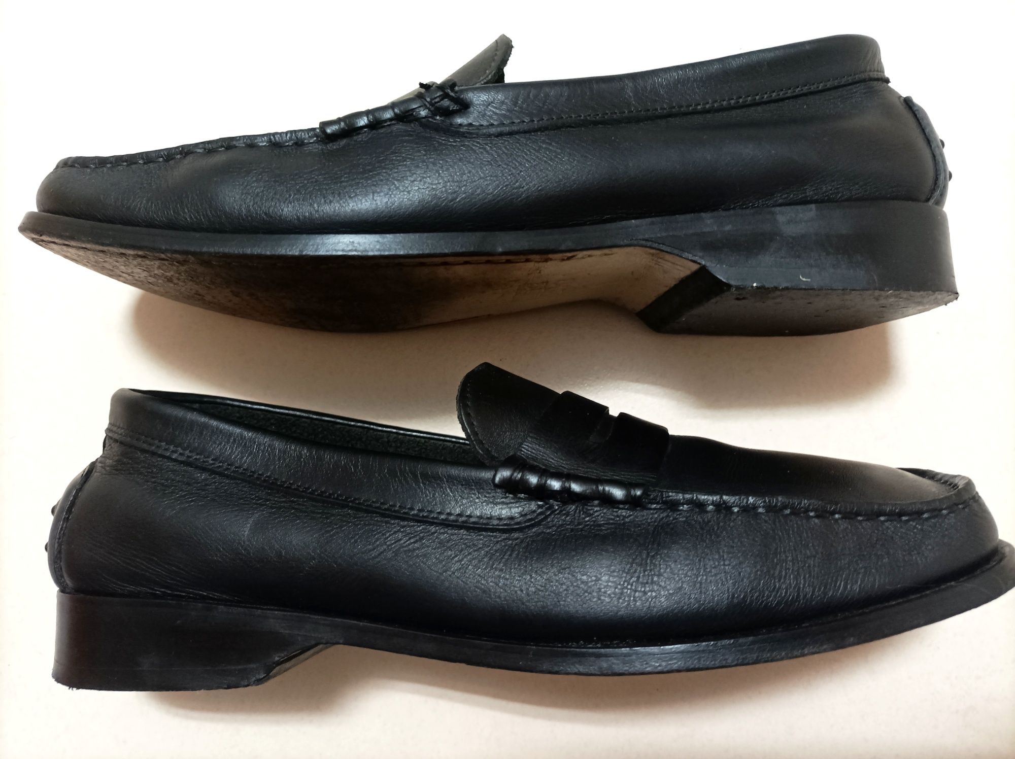 Sapatos pretos em pele genuína marca Triunfo (Tam. 40)