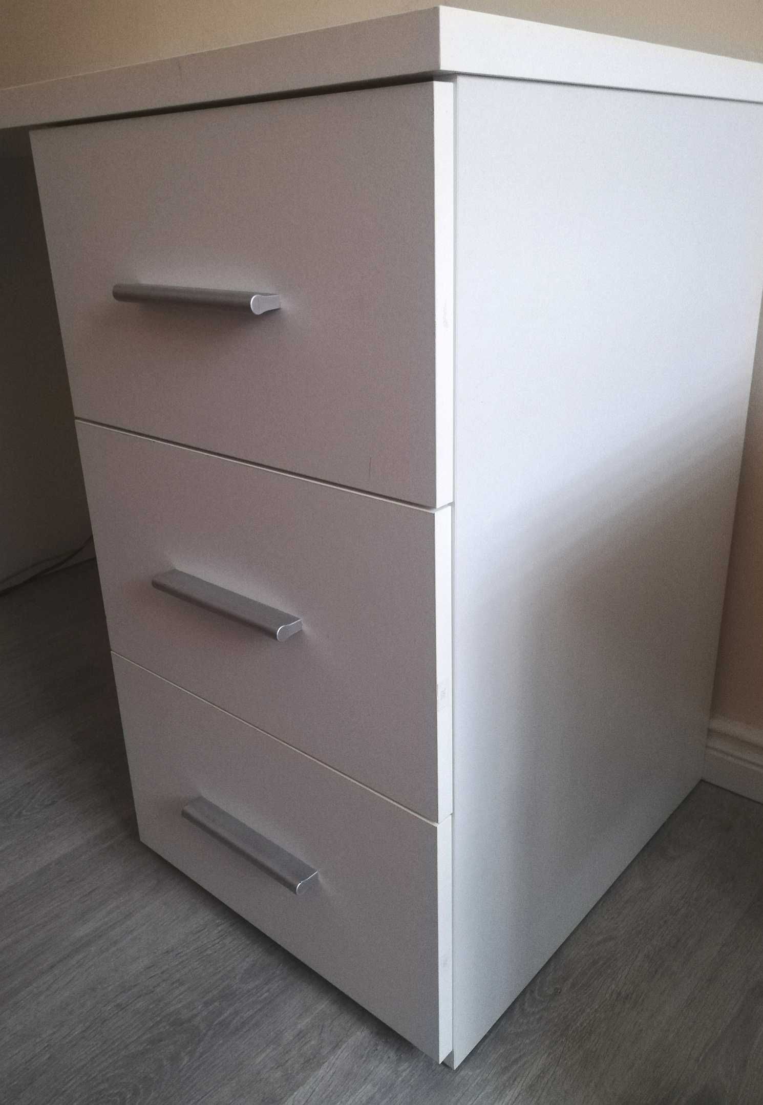 Biurko - gratis fotel gabinetowy
