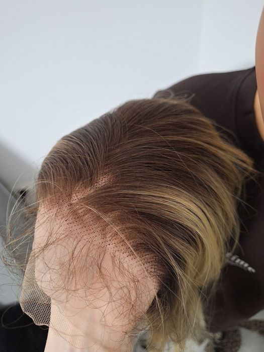Długa falowana blond peruka z koronką z przodu