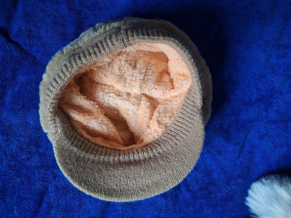 Piękna damska beżowa zimowa czapka z daszkiem