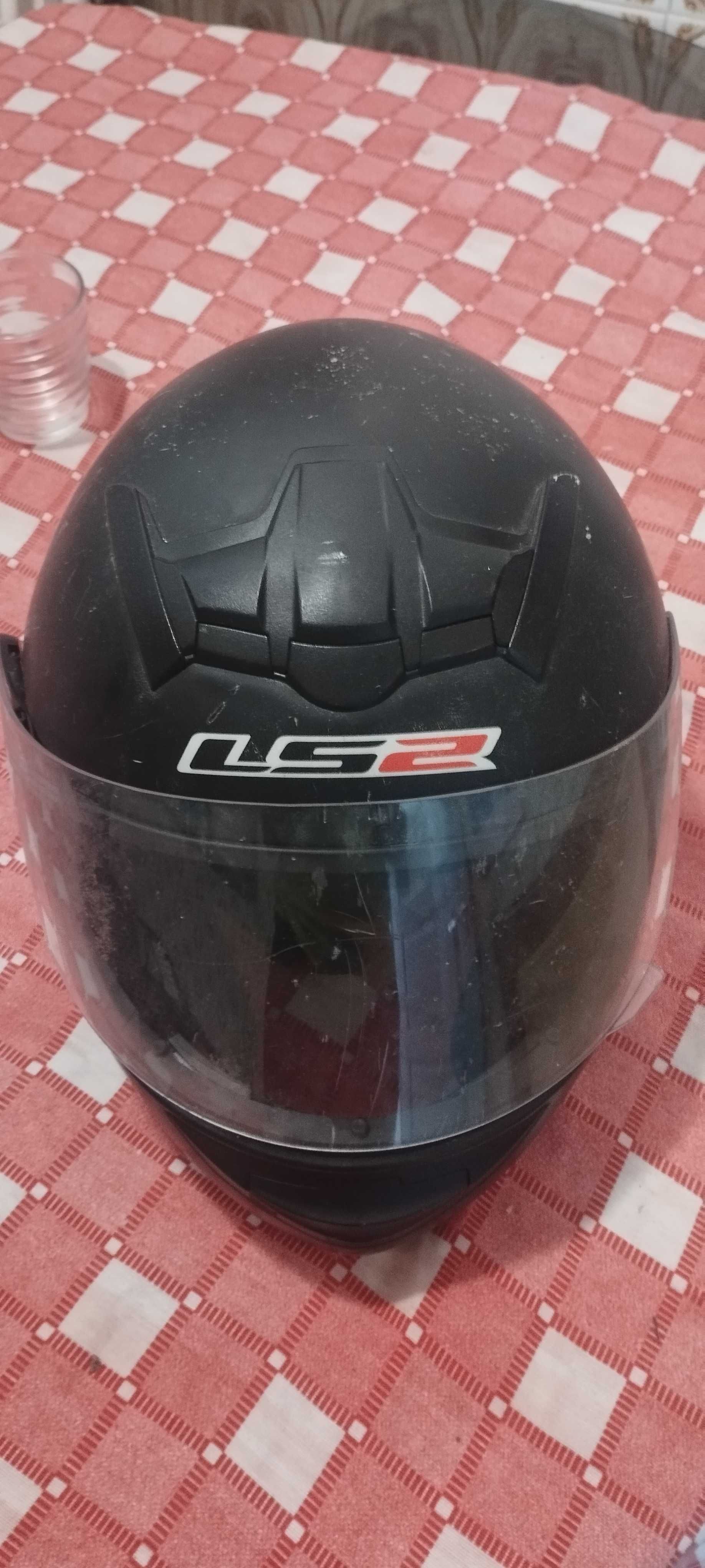 Capacete de mota marca Ls2