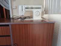 Máquina de costura Singer com móvel