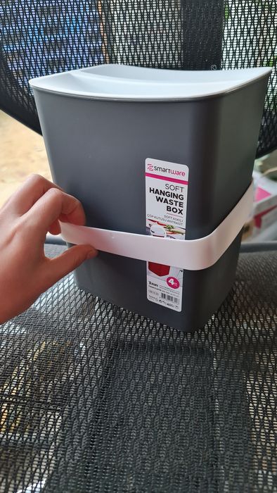 Pojemnik na obierki, odpadki, na drzwi szafki kuchennej, wiszący