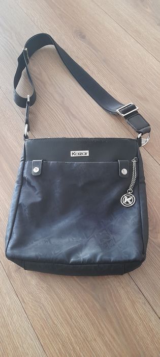 Czarna torebka listonoszka Kazar