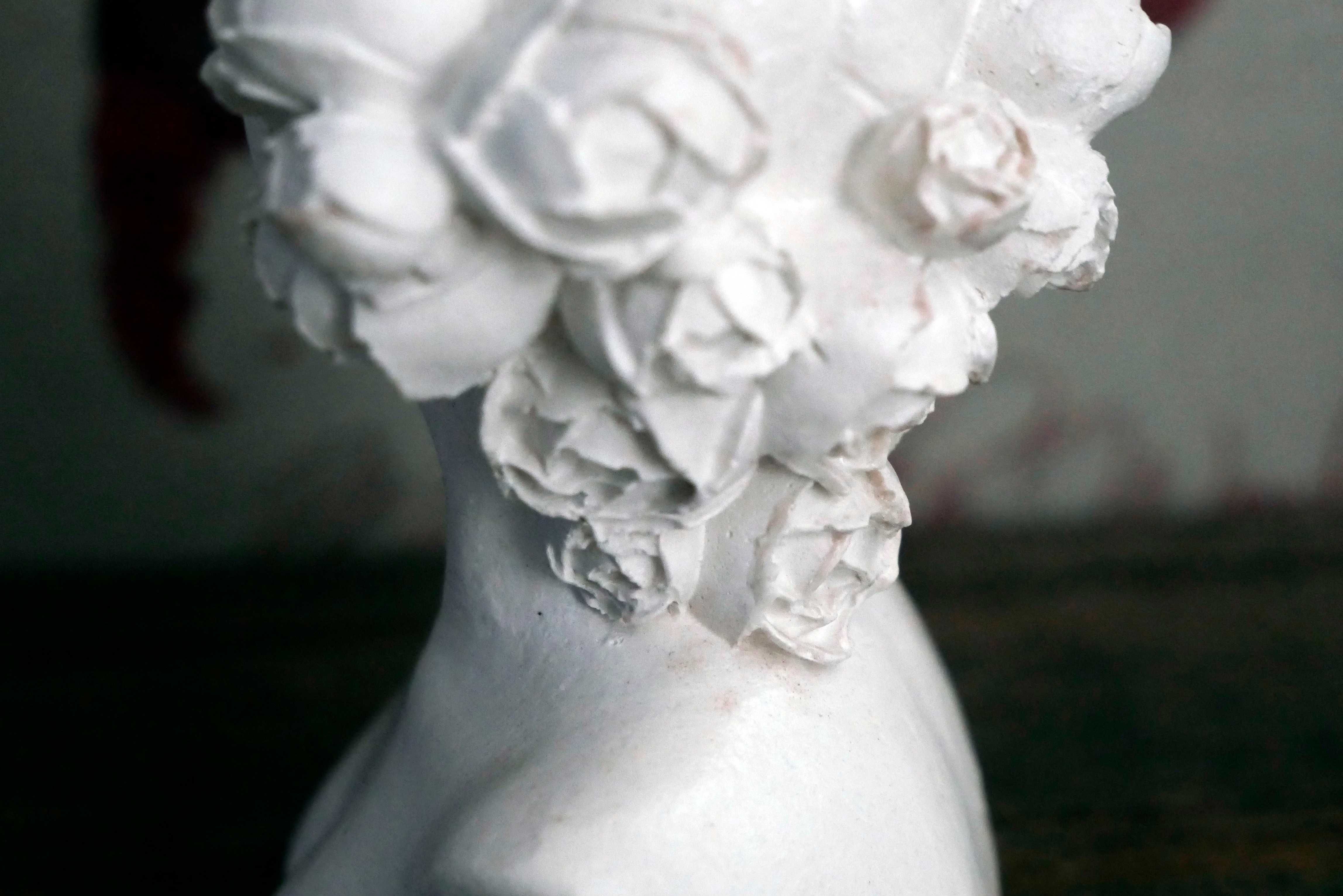 Kobieta biała, rzeźba z gipsu, kwiaty we włosach, wys. 9,5 cm