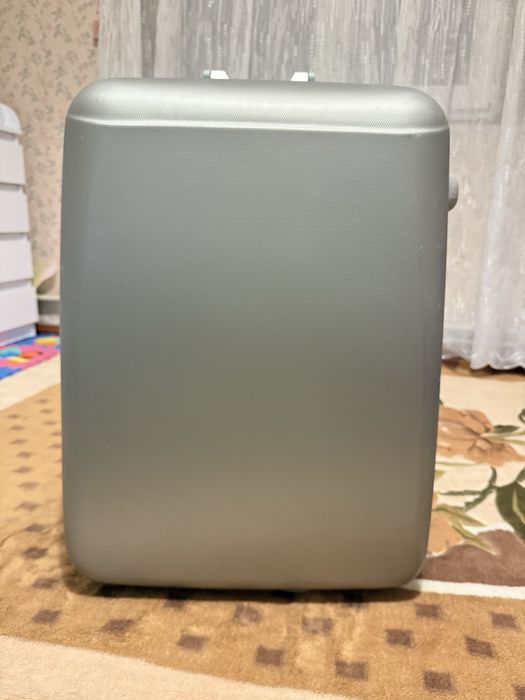 Продам пластикову валізу