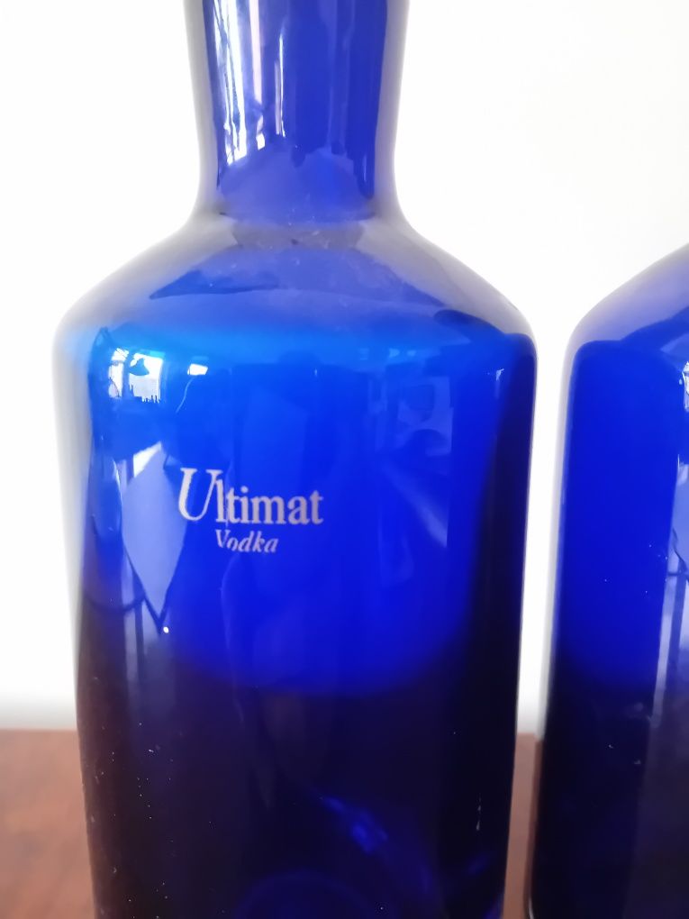 2 kobaltowe butelki do wódki