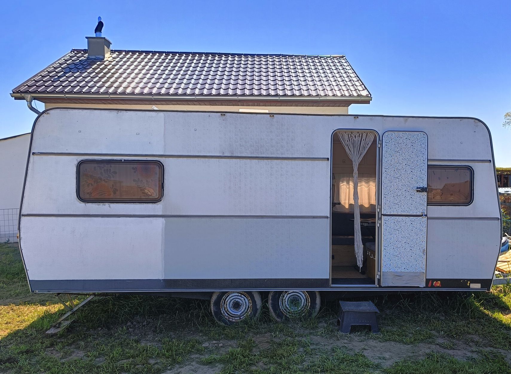 Przyczepa kempingowa Dethleffs, styl retro, odnowiona – stacjonarna