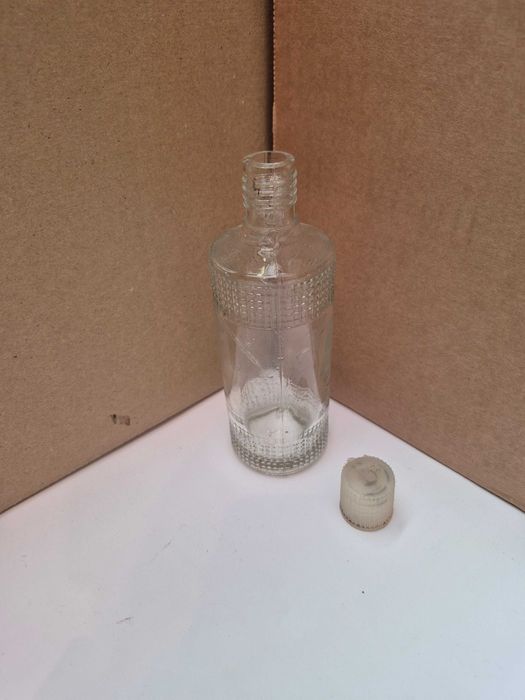 Ładna butelka z pasującą nakrętką z prlu