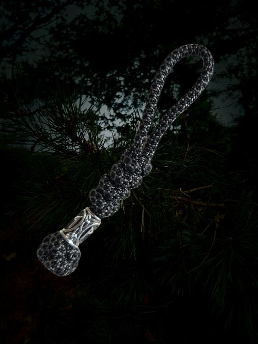 Темляк з паракорду з бусиною( череп, руна)