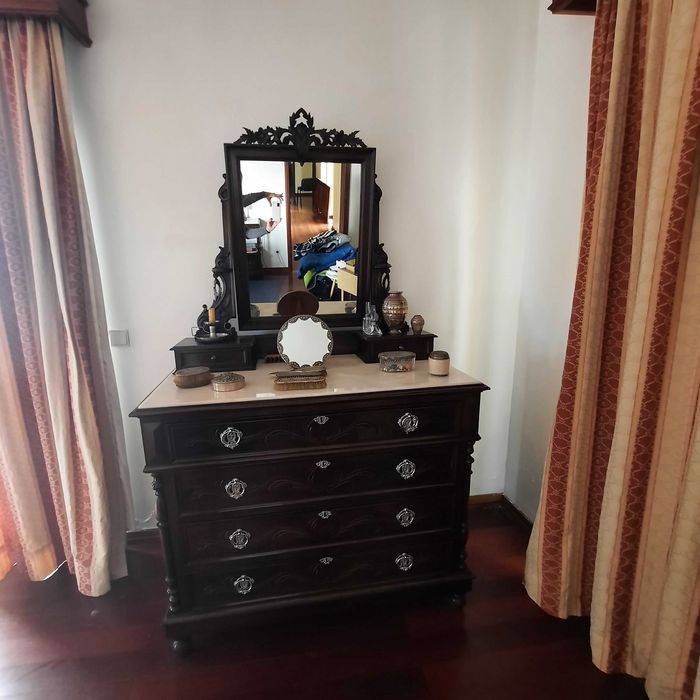 Cómodas antigas em madeira com tampo mármore