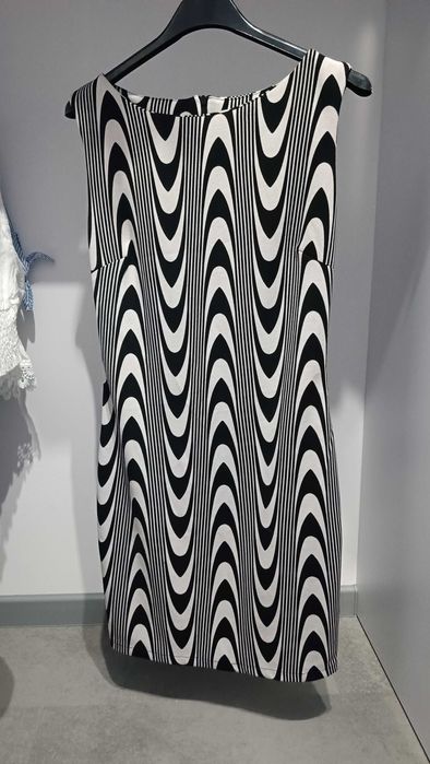 Sukienka dopasowana biało czarna XS