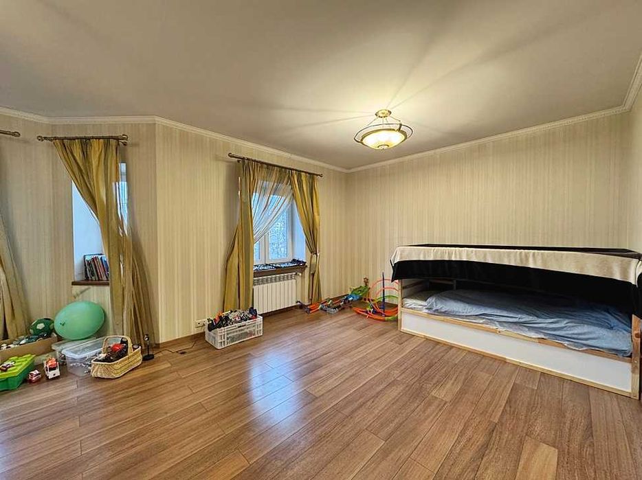 Будинок з ремонтом, гаражем, сауною та басейном. Центральний Парк.