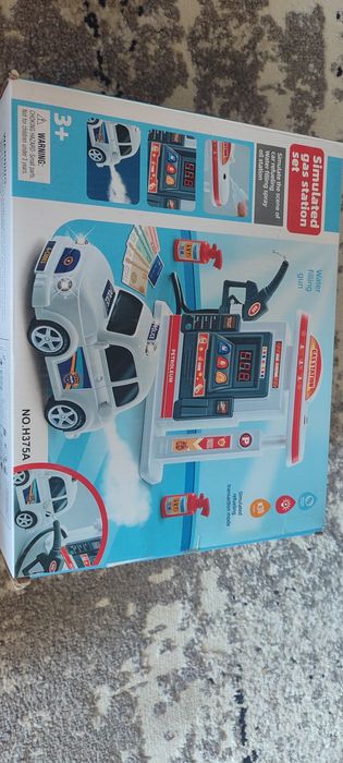 Машинка з заправочною станцією