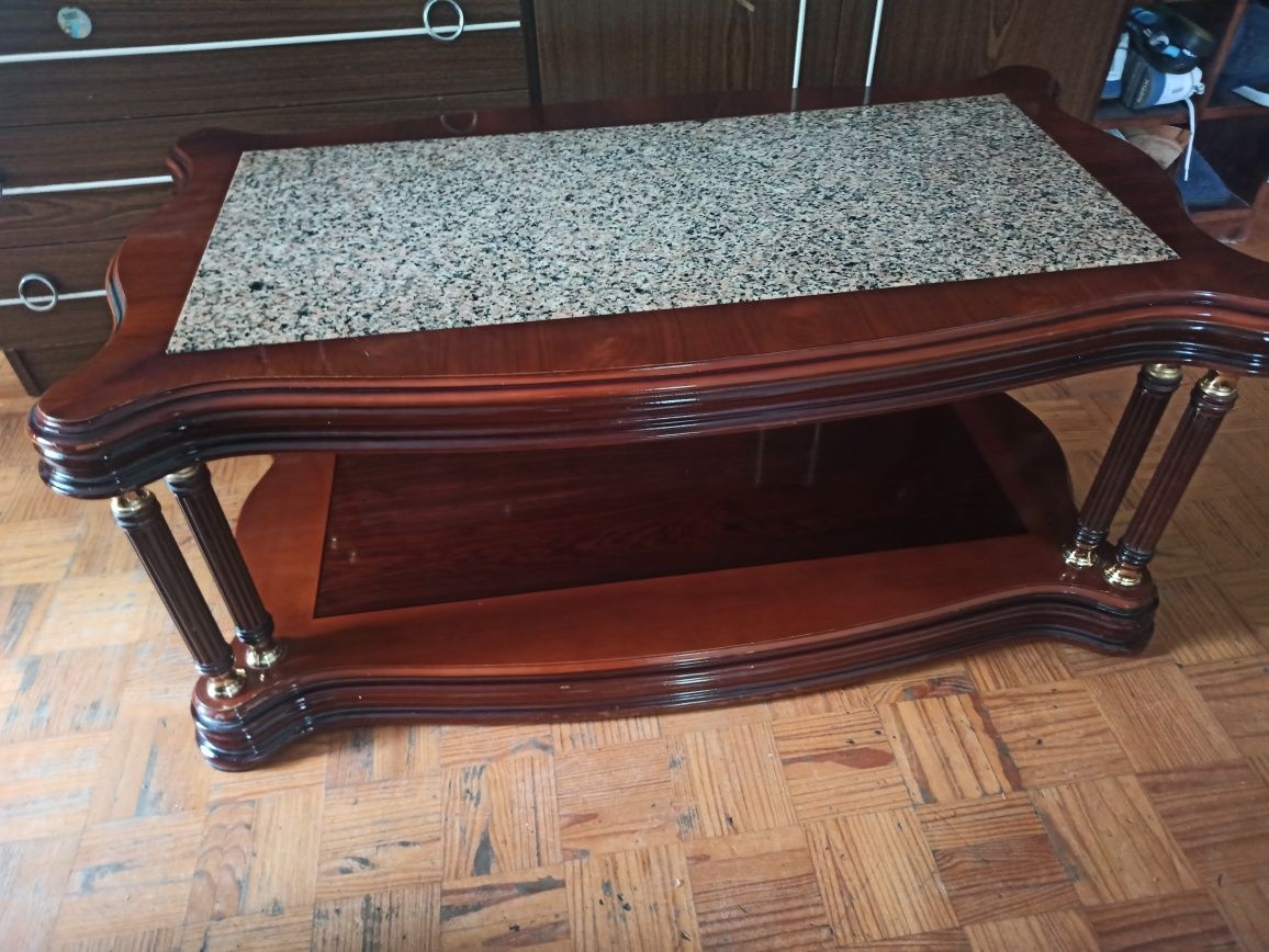 Mesa de centro com tampo em mármore