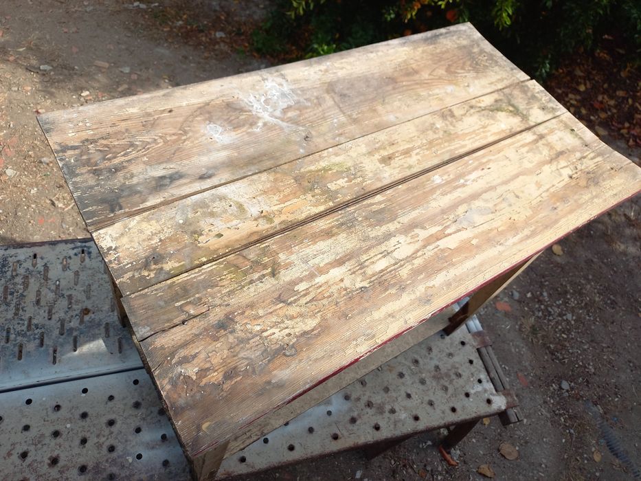 Mesa de cozinha rústica usada