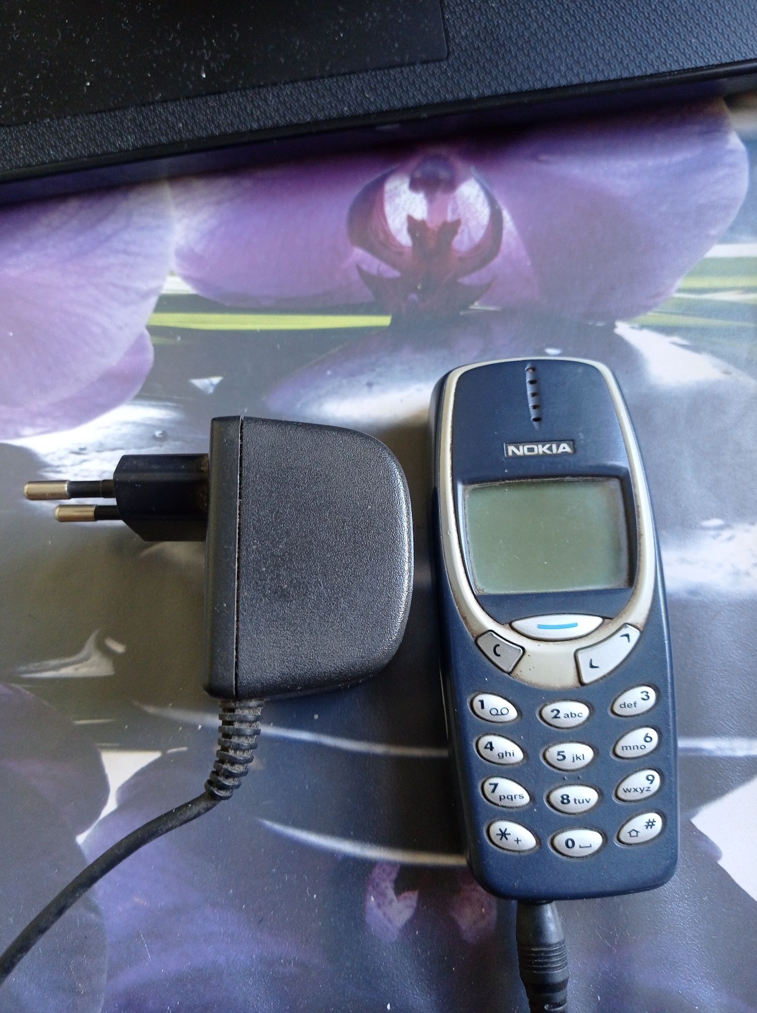 Telefon Nokia 3310 z ładowarką
