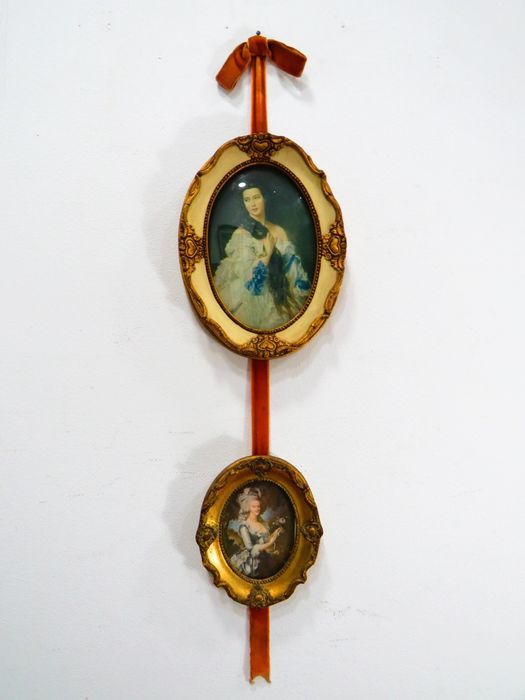 Par de molduras ao estilo vitoriano.