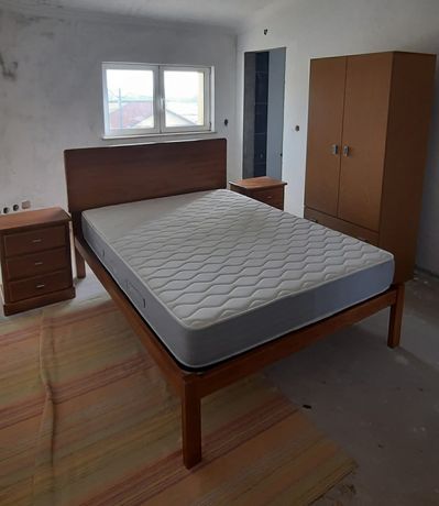 Mobília de quarto madeira (cama, estrado,colchão, cabeceira, roupeiro)