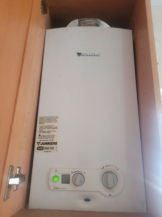 Esquentador junkers inteligente a funcionar muito bem e  ventilado