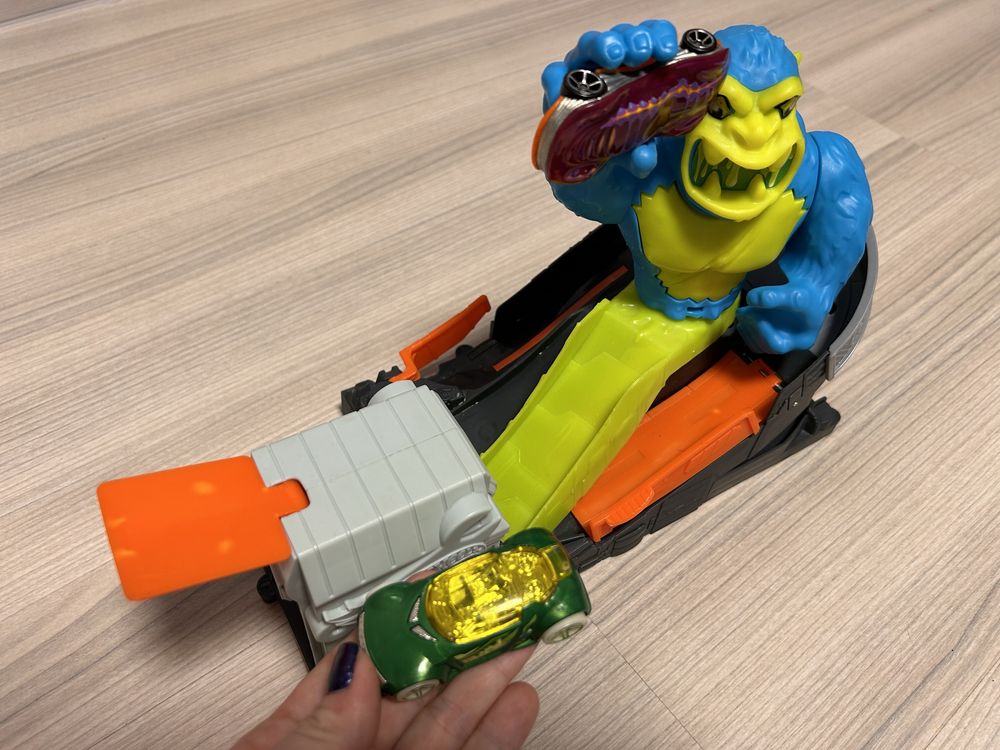 Игровой набор Хот Вилс Атака ядовитой гориллы Hot Wheels