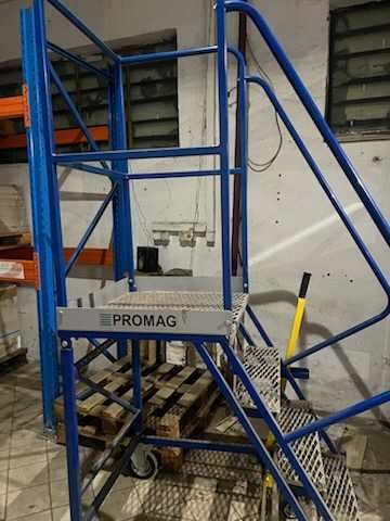 drabina magazynowa jezdna trójkołowa  z dźwignią Promag