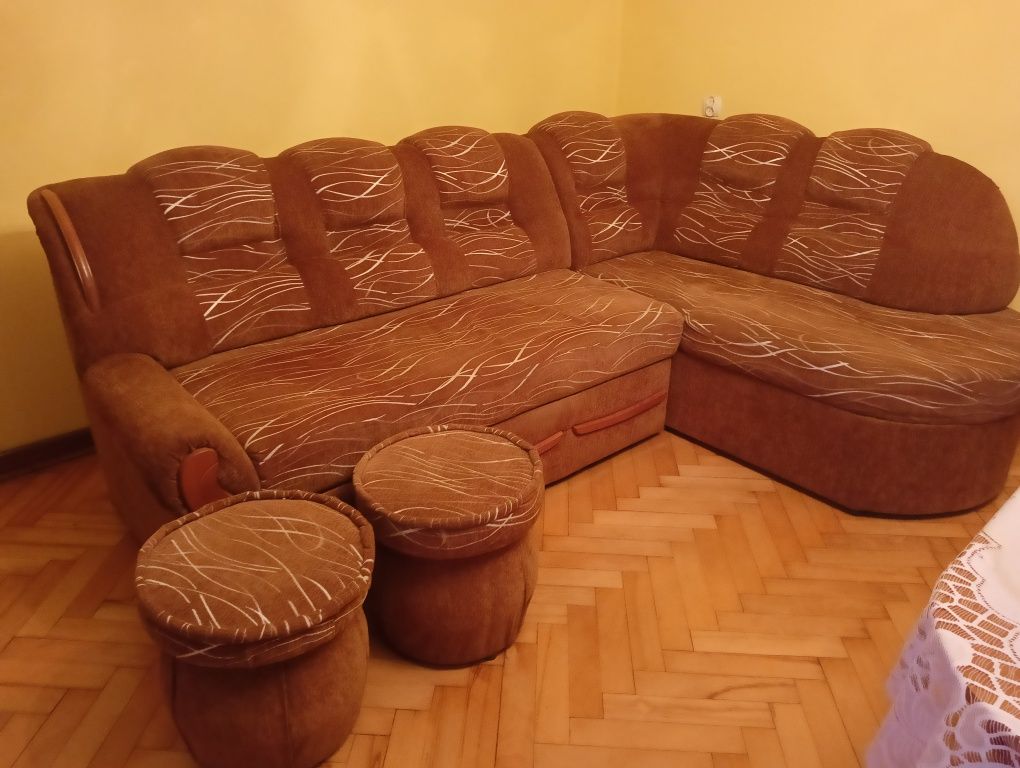 Narożnik z pufami i ławą