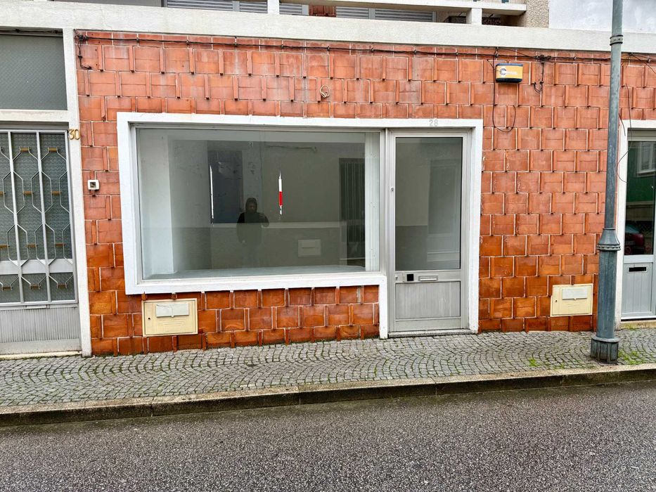 Loja em Valpaços com WC e arrecadação