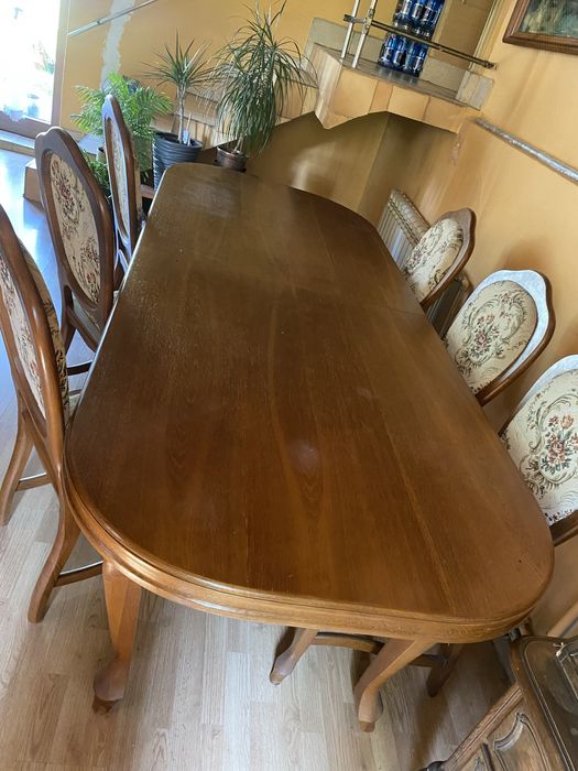 Stół rozkladany z krzesłami