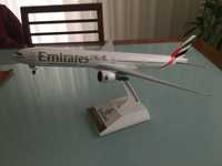 Avião Emirates 777-300ER 1/200 original