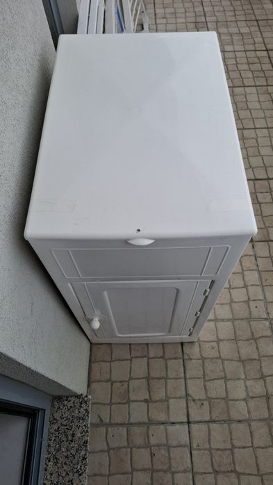 Tanque de lavar roupa com arrumação sem uso