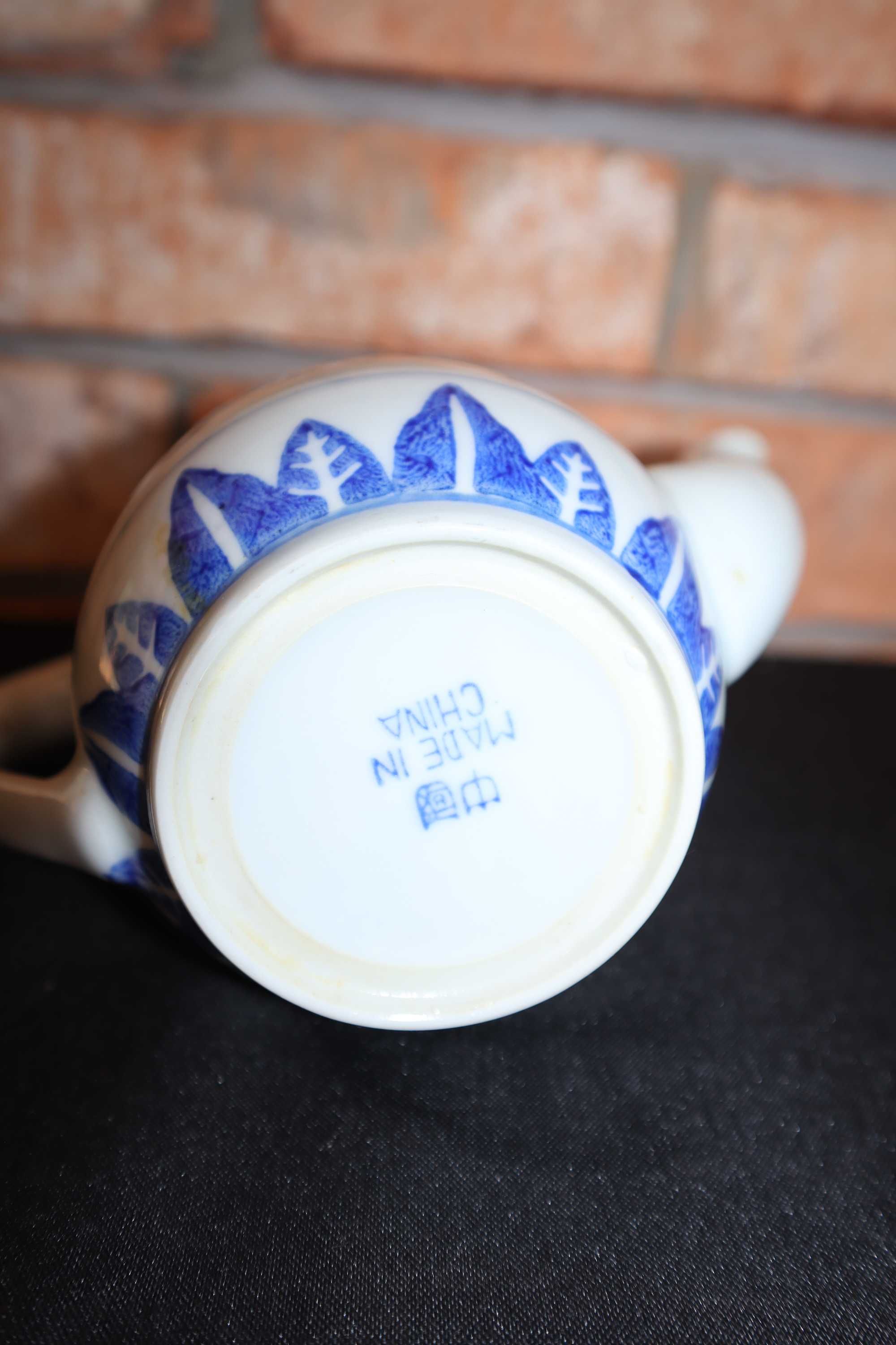 Porcelana ryżowa  czajniczek  dzbanek sygnowany  B081408