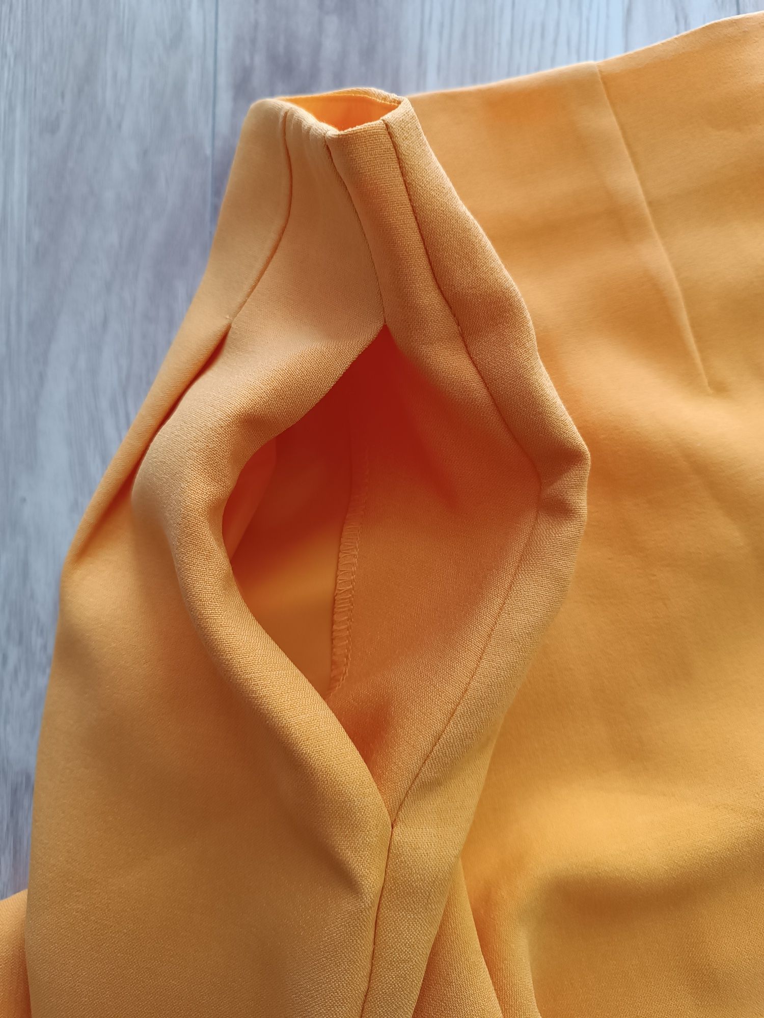 Pomarańczowe eleganckie krótkie spodenki szorty z wysokim stanem 32