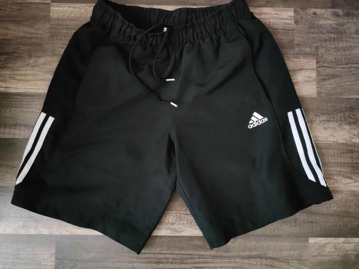 świetne spodenki Adidas sport essential na podszewce stan idealny