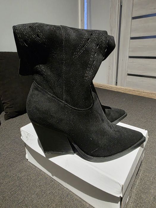 Czarne kowbojki zamszowe